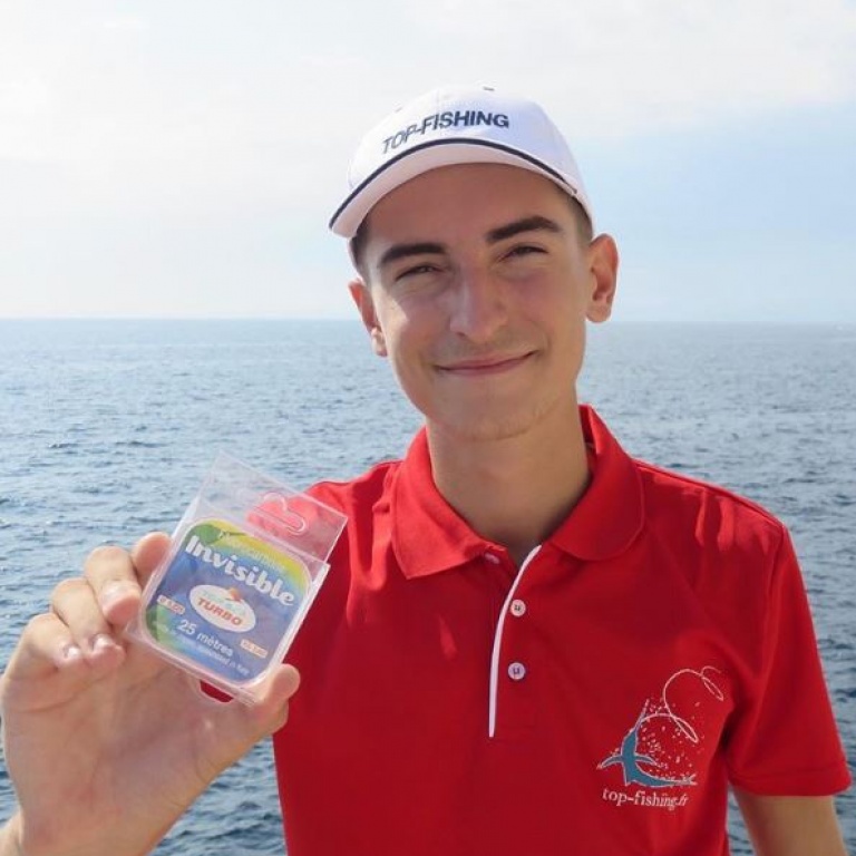 Lucas de la team top Fishing qui teste le nouveau fluoro Top Sea dispo en 22/40/45 et 50 centièmes
