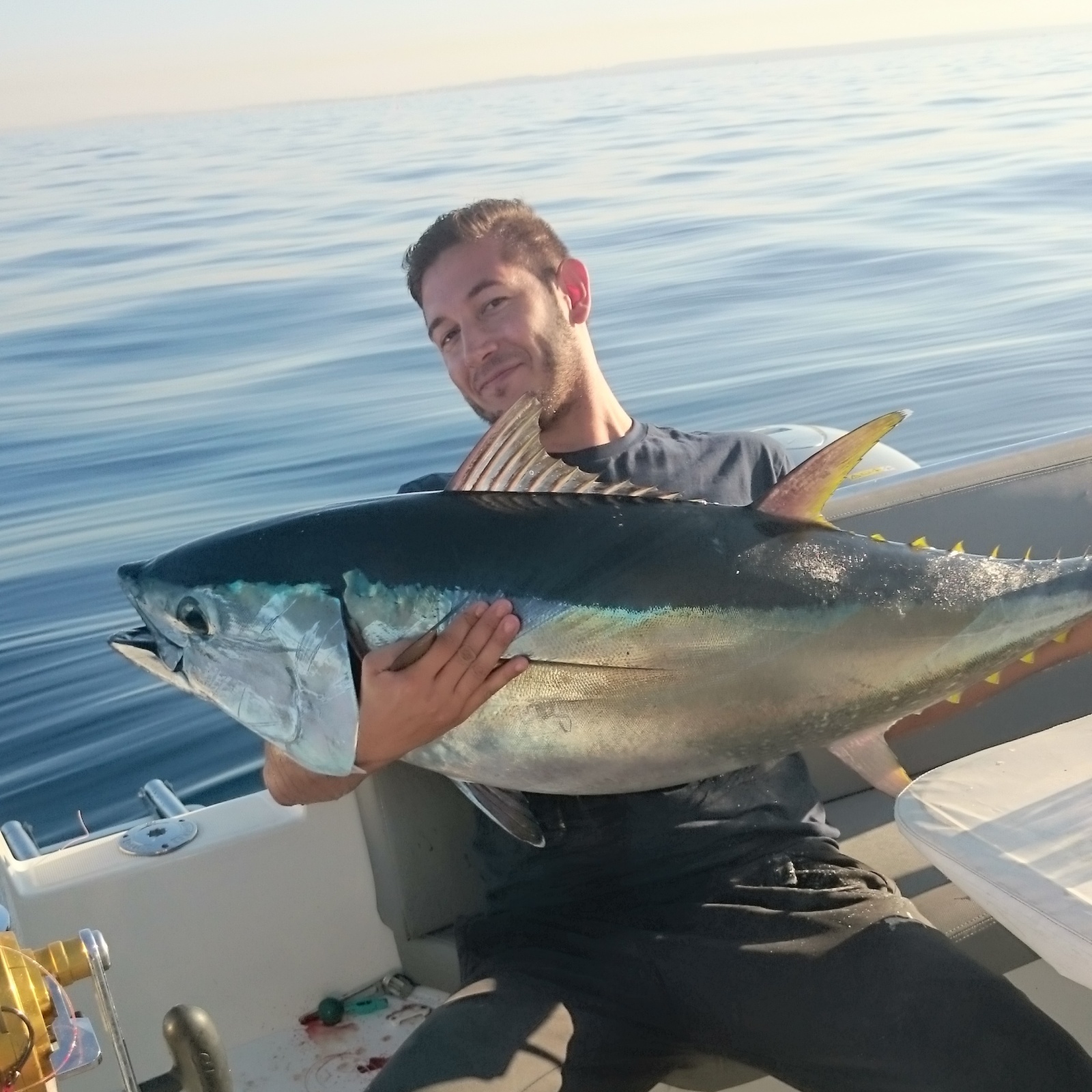 Bruno, cotre conseiller Top Fishing, avec un joli bébé