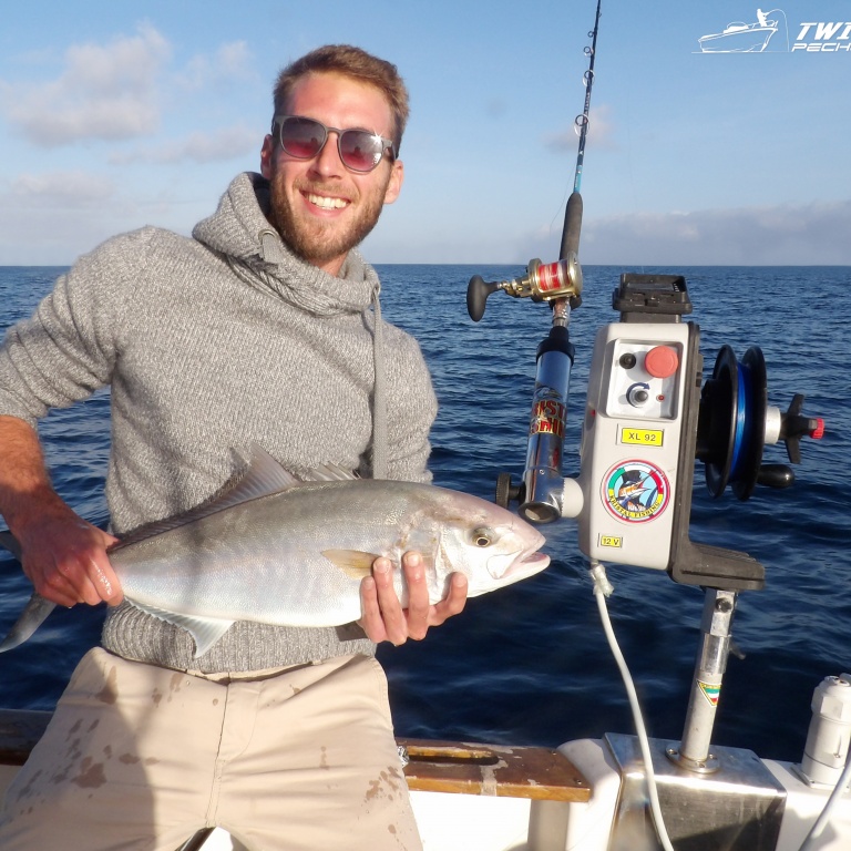 Sériole prise au downrigger avec le moulinet Deep Water Light High Speed WFT par un des stagiaires du guide Fabien Harbers