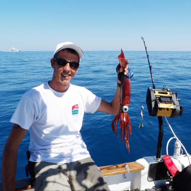  Fabien avec un calamar rouge pris en plein jour par 450 m de fond