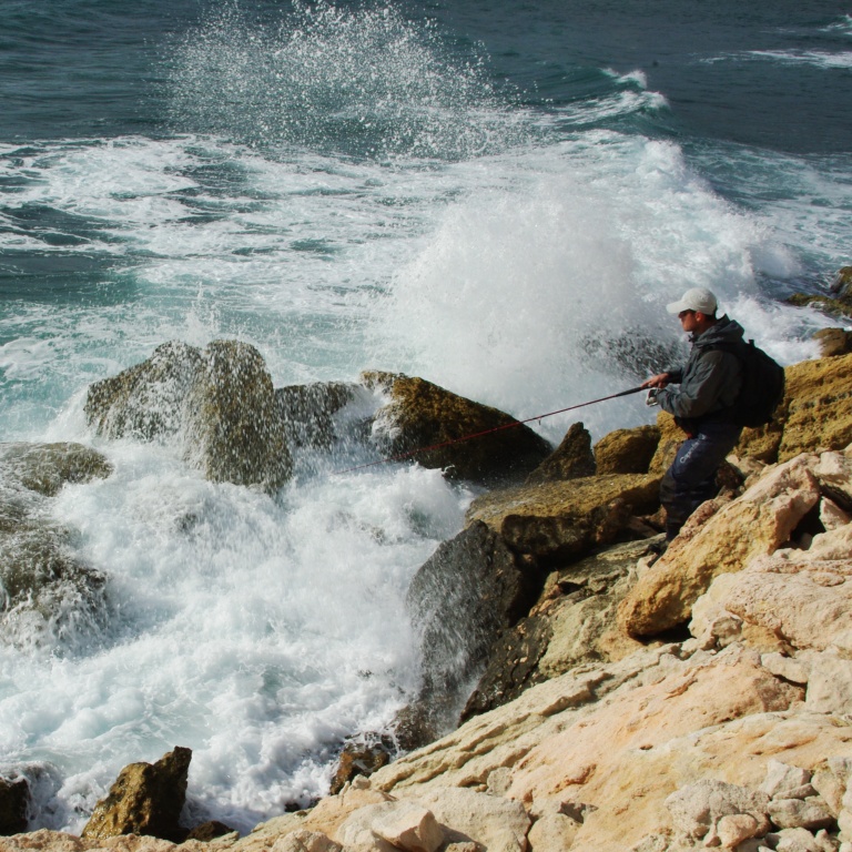 La pêche en côte rocheuse dans de telles conditions abime la tresse