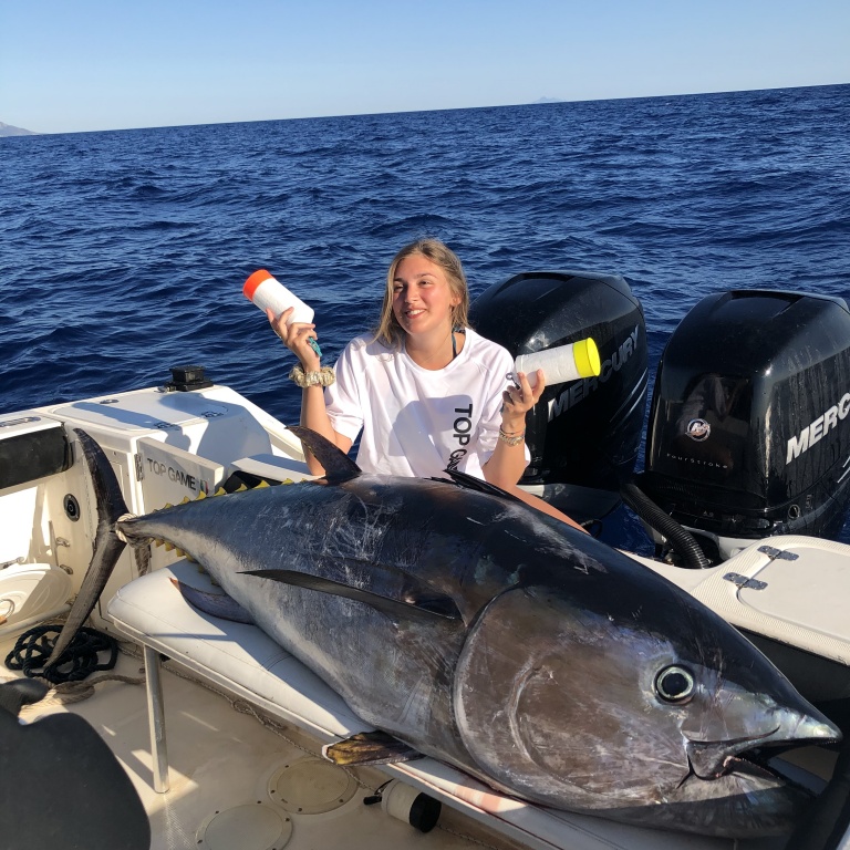 Cette charmante membre du team Top Game Italie nous montre ici l’efficacité des Flotteurs release Tuna Plug Top Game pour la pêche au broumé du thon rouge !