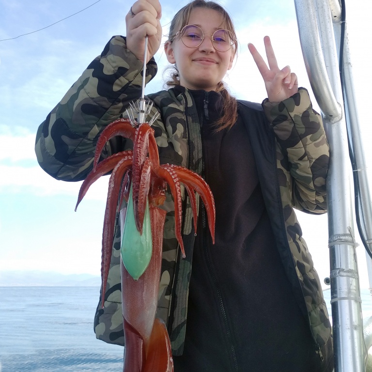 Ce gros calamar rouge pris à la turlutte aiguille par cette jeune fille montre bien que cette technique peut se pratiquer à tous âges !