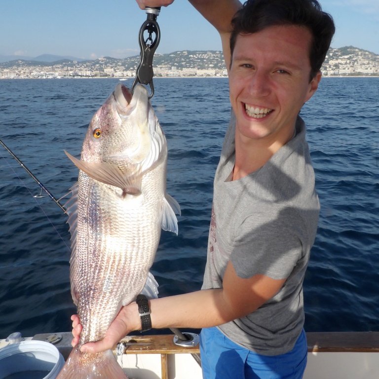 Ce stagiaire du guide Fabien Harbers est heureux d'avoir pris ce magnifique denti au downrigger !