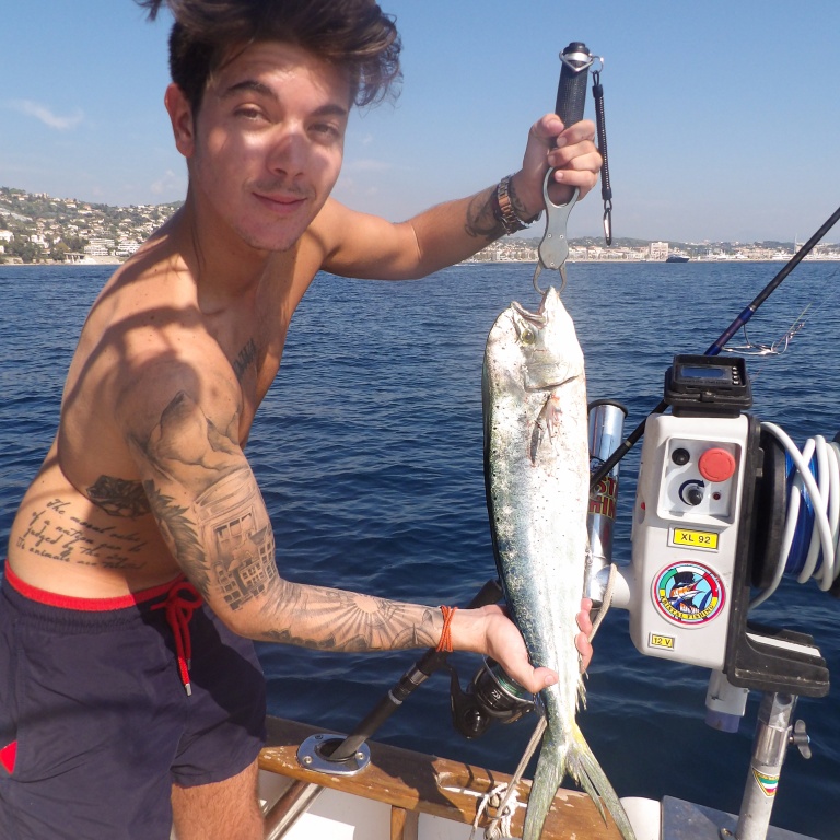 Très polyvalent, le downrigger permet aussi de pêcher les coryphènes !