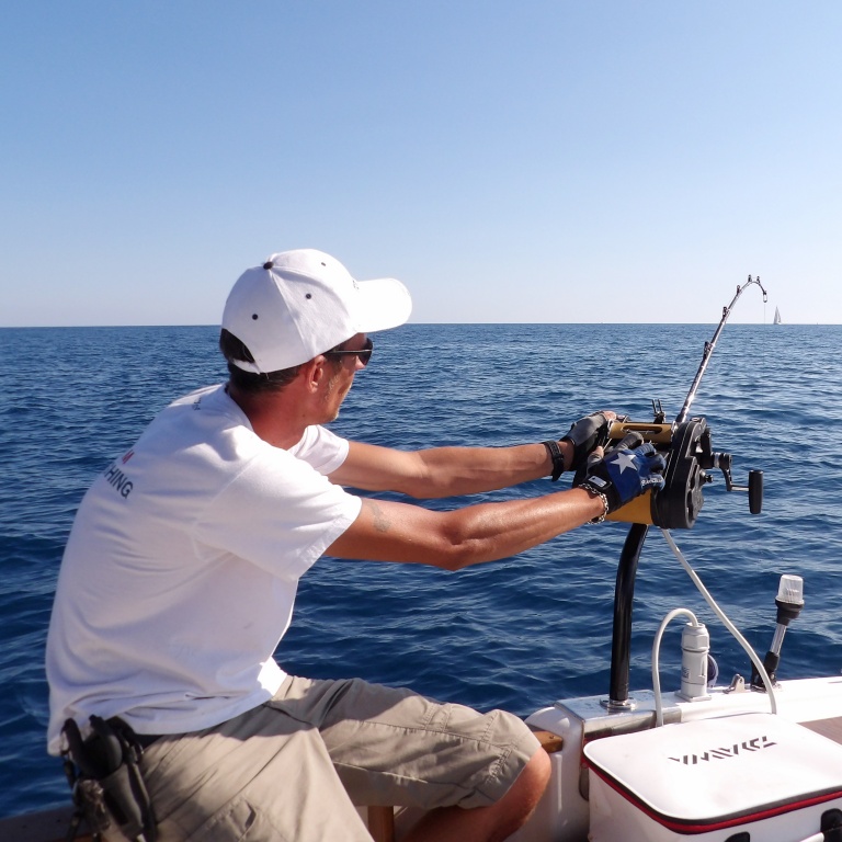 Fabien en train de remonter un beau poisson