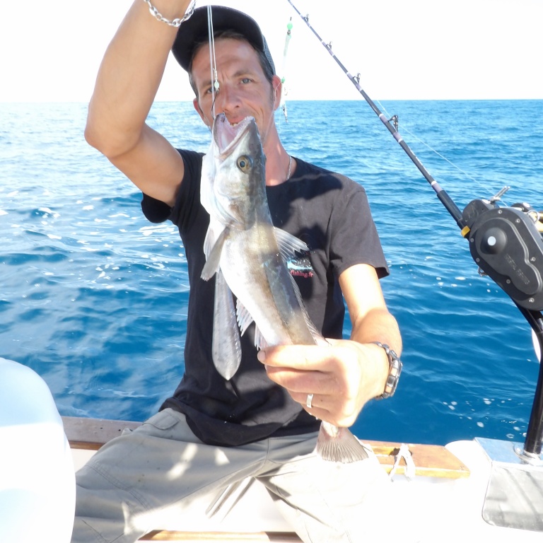 Fabien Harbers avec un merlu pris à 300 m de profondeur au moulinet électrique Kristal Fishing!