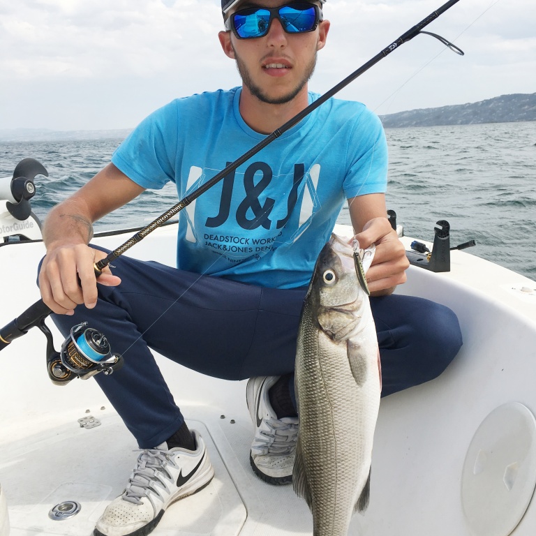 Bar pris avec un petit jerkbait Ryuki Duo en prospectant des fonds de 2 m