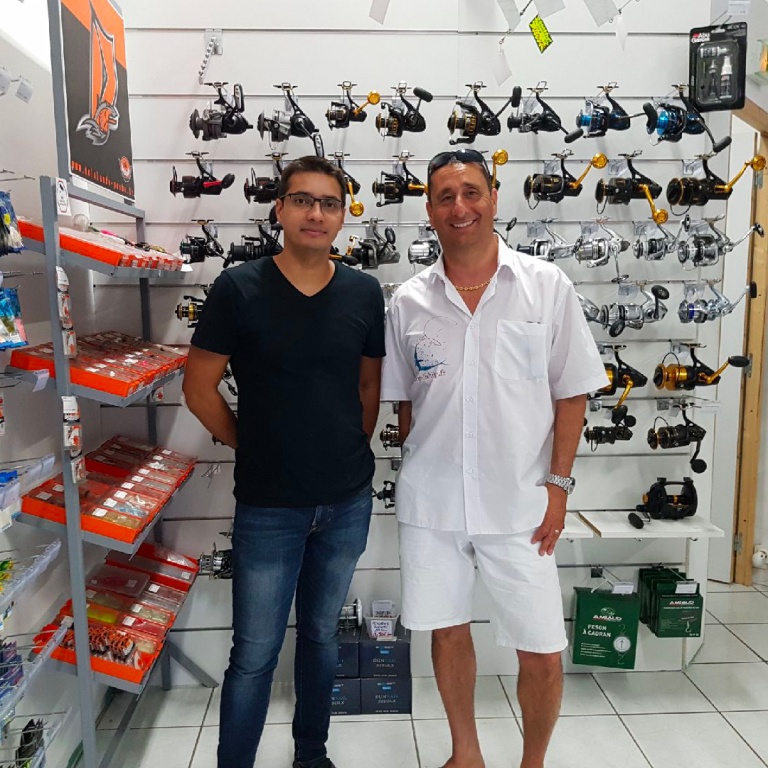 Jonathan et Daniel, au magasin des frères Faivre à Saint-Joseph Jonathan et Daniel, au magasin des frères Faivre à Saint-Joseph