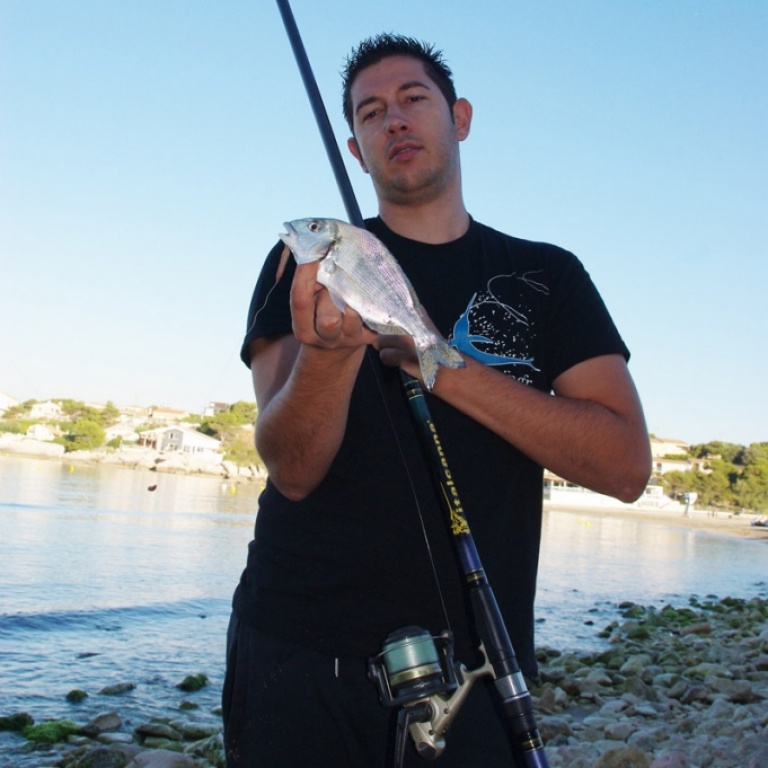 Une blanquette prise du bord avec une canne italcanna relâchée après la photo par votre conseiller Bruno Une blanquette prise du bord avec une canne italcanna relâchée après la photo par votre conseiller Bruno