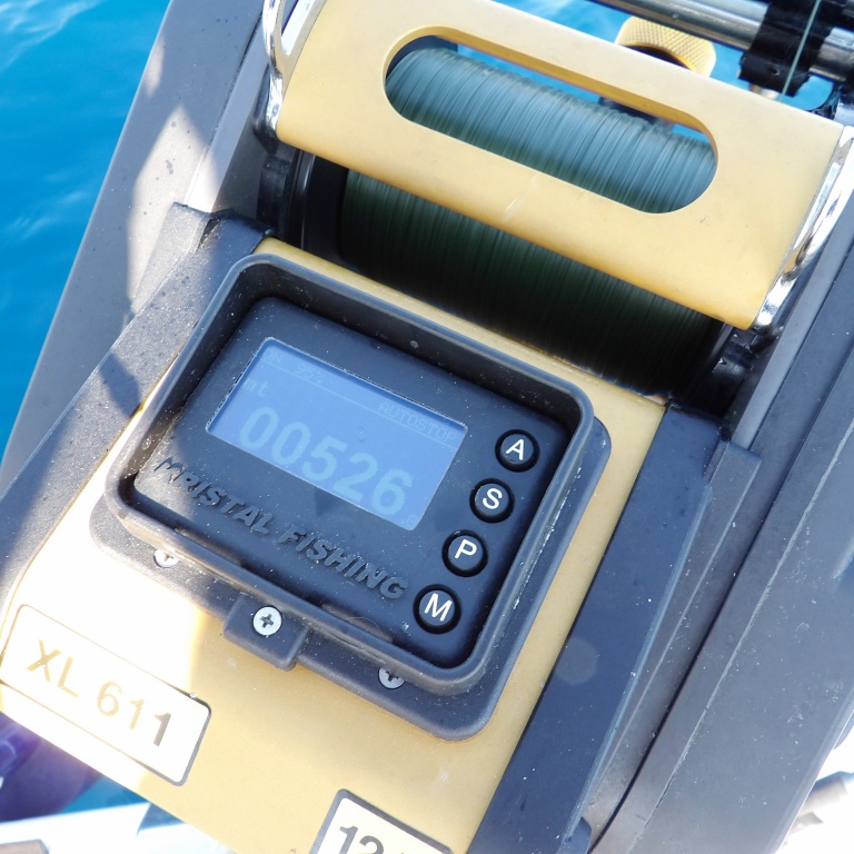 Le compteur numérique du XL 611 Kristal Fishing s’arrête à 526 m alors que le sondeur indique plus de 700 m de fond : un calamar a attaqué la turlutte ! 