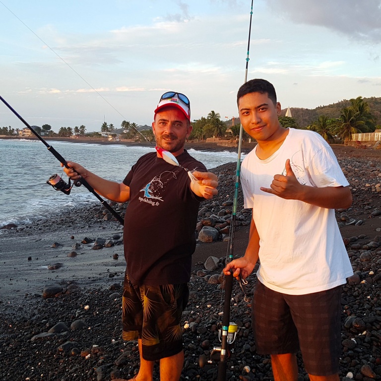 Bruce Ayo, ici avec Jérôme, est le responsable du nouveau magasin Top Fishing à Faa'a