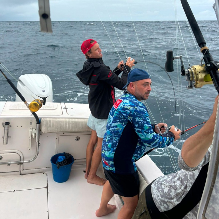 Jigging avec un moulinet casting en eaux profondes pour une belle prise. Jigging avec un moulinet casting en eaux profondes pour une belle prise.