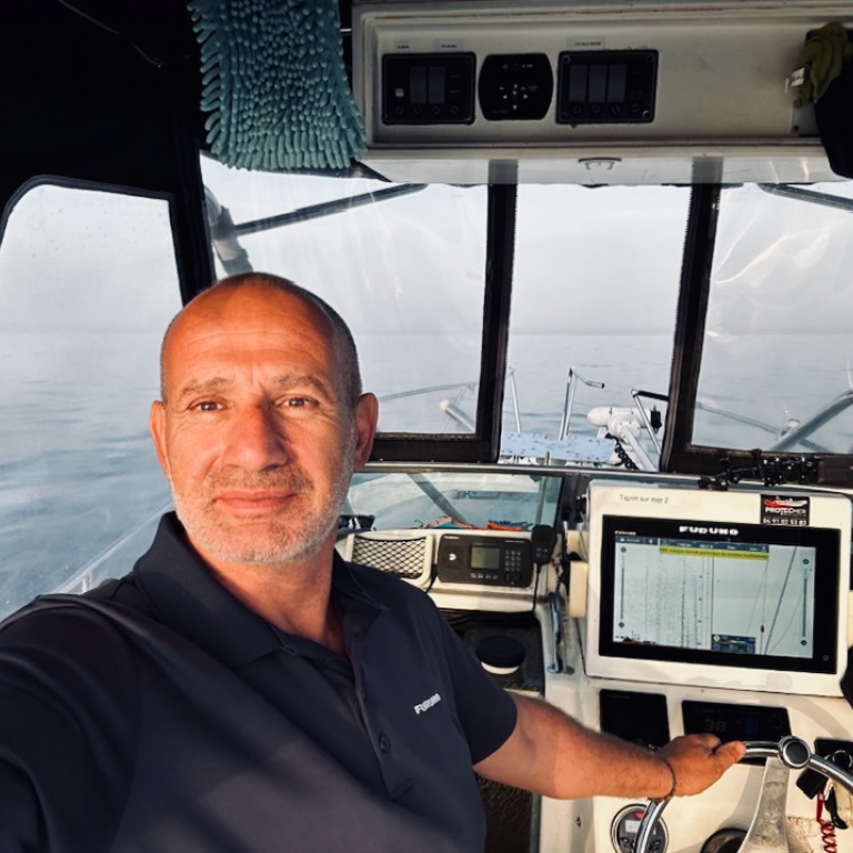 Philippe Maréchal avec son sondeur Furuno et son moteur électrique Minn Kota