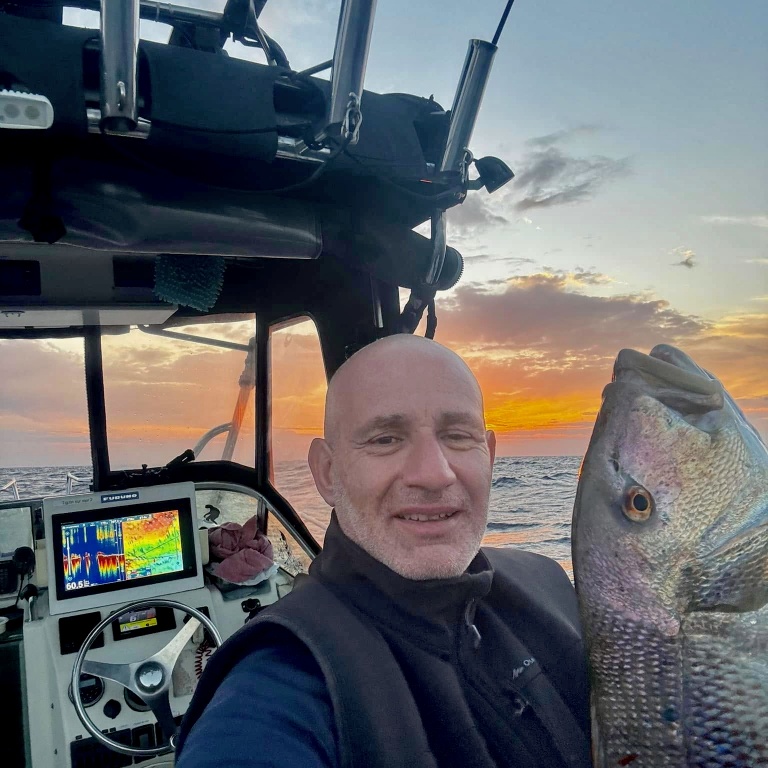 Philippe Maréchal sur son bateau avec un denti Philippe Maréchal sur son bateau avec un denti