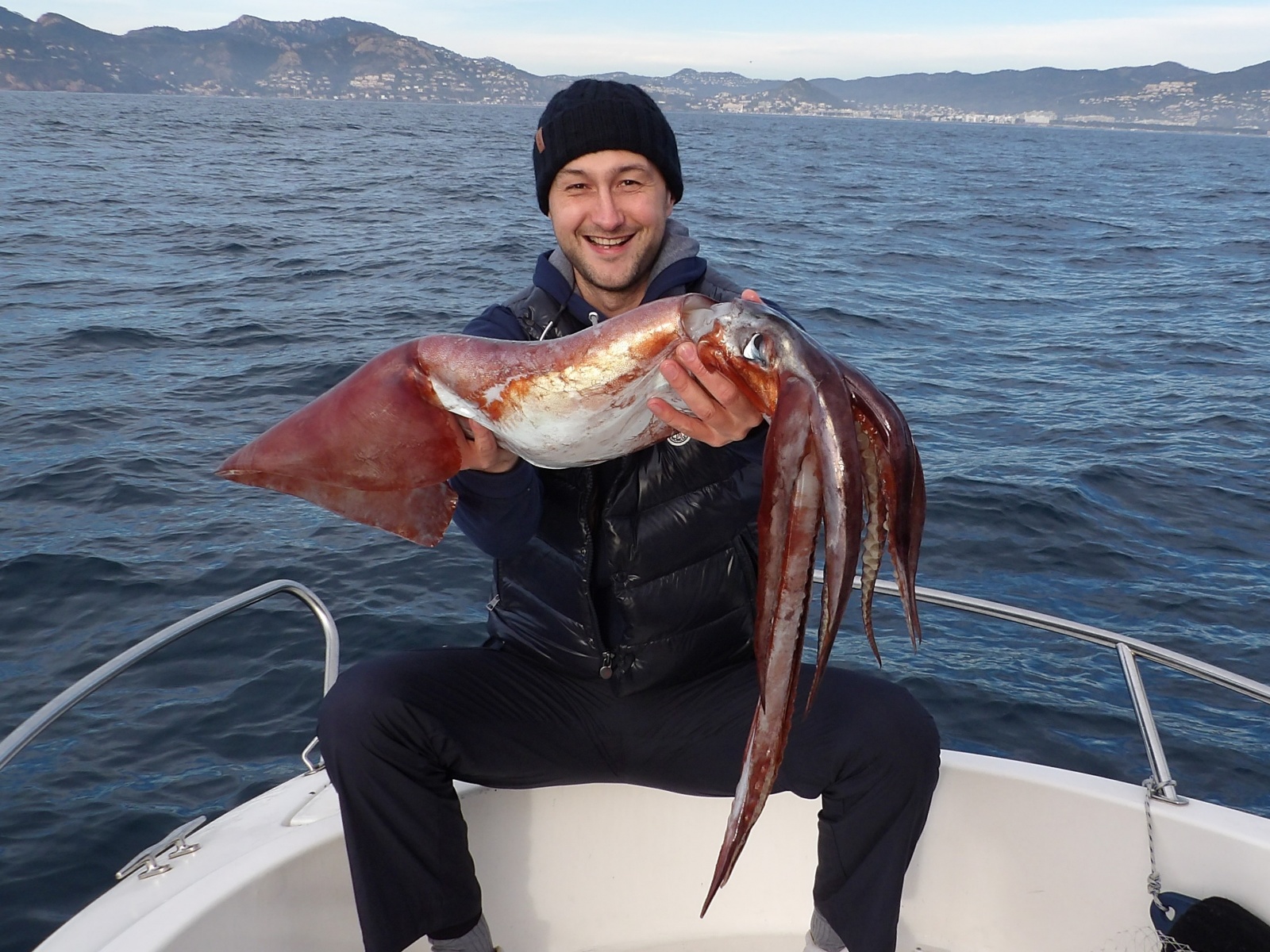 Ce calamar rouge de 7 kg pris par un des stagiaires du guide de pêche Fabien Harbers montre combien ces céphalopodes peuvent devenir gros ! 