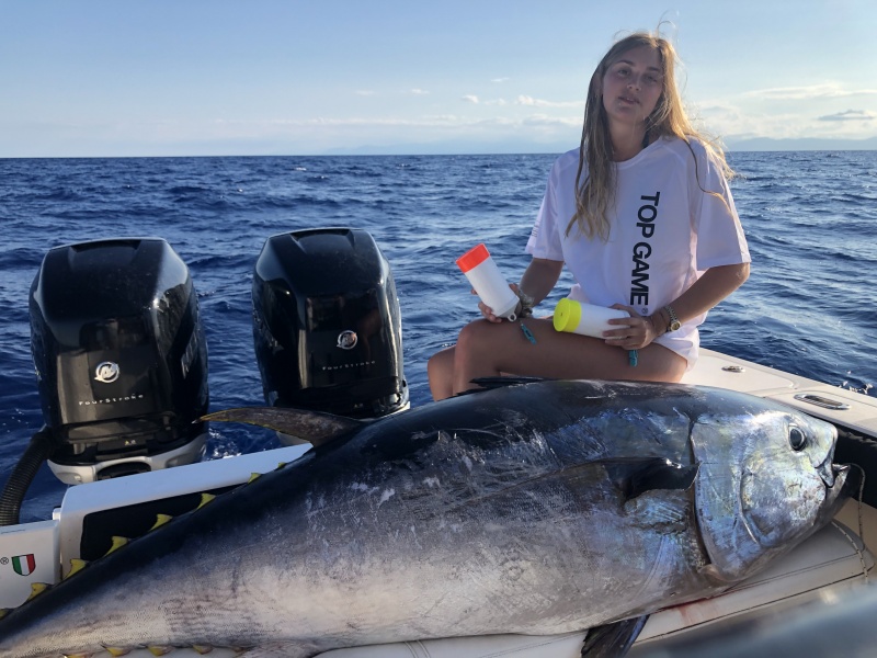 Cette charmante membre du team Top Game nous montre ici l’efficacité des Flotteurs release Tuna Plug Top Game  pour la pêche au broumé du thon rouge !