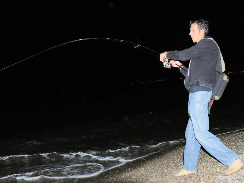 Comme le montre Fabien en plein combat, un ensemble pour le bar convient très bien pour la pêche des barracudas !