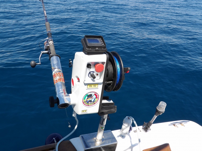 Avec la canne en action de pêche dans le porte-canne, la pêche de la sériole au downrigger peut commencer !