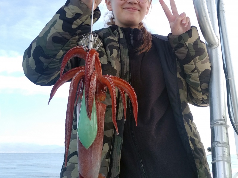 Ce gros calamar rouge pris à la turlutte aiguille par cette jeune fille montre bien que cette technique peut se pratiquer à tous âges ! Ce gros calamar rouge pris à la turlutte aiguille par cette jeune fille montre bien que cette technique peut se pratiquer à tous âges !