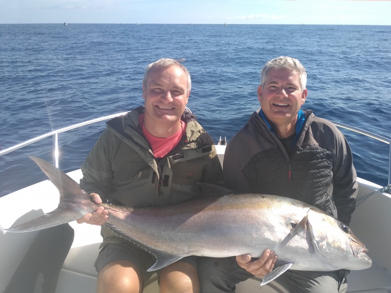 Le guide de pêche Fabien Harbers a fait prendre à ces stagiaires heureux une magnifique sériole avec la technique du downrigger