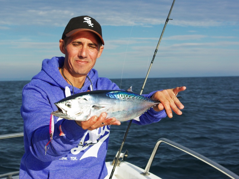 Notre consultant avec une bonite prise au Samouraï jig Daiwa