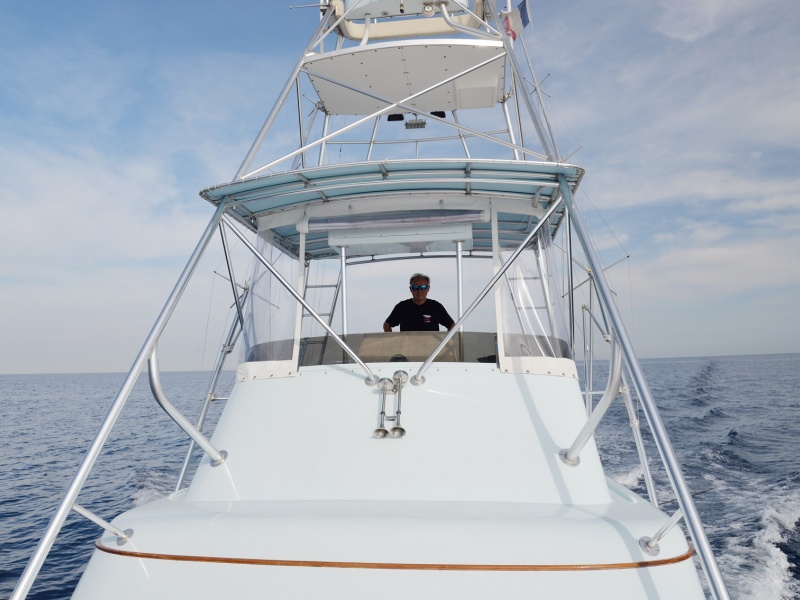 Sur son bateau, Daniel Lopuszanski pose des balises satellites sur des thons rouges pour les scientifiques européens depuis de nombreuses années