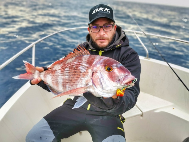 Jérémy avec un pagre pris au tenya Jigsten K-One 45g Jérémy avec un pagre pris au tenya Jigsten K-One 45g