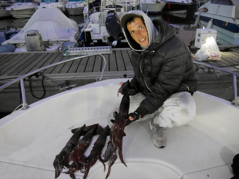 Le moniteur guide de pêche Fabien Harbers avec une belle pêche de calamars rouges !