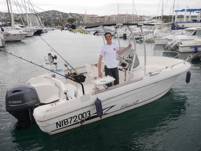 Le bateau du moniteur guide de pêche est équipé d’un downrigger XL 92 et d’un moulinet électrique XL 648 DM Digital Kristal Fishing