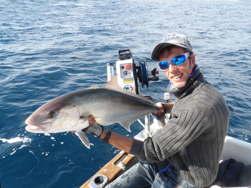 Le moniteur guide de pêche Fabien Harbers avec une sériole prise au downrigger avec un calamar en vif