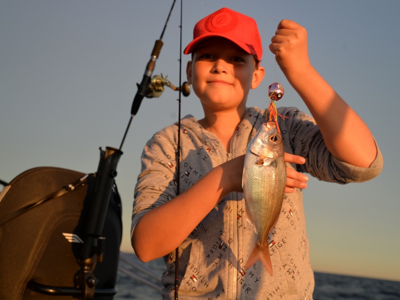 La pêche de la dorade rose au kabura est si facile qu’elle peut être pratiqué dés le plus jeune âge La pêche de la dorade rose au kabura est si facile qu’elle peut être pratiqué dés le plus jeune âge