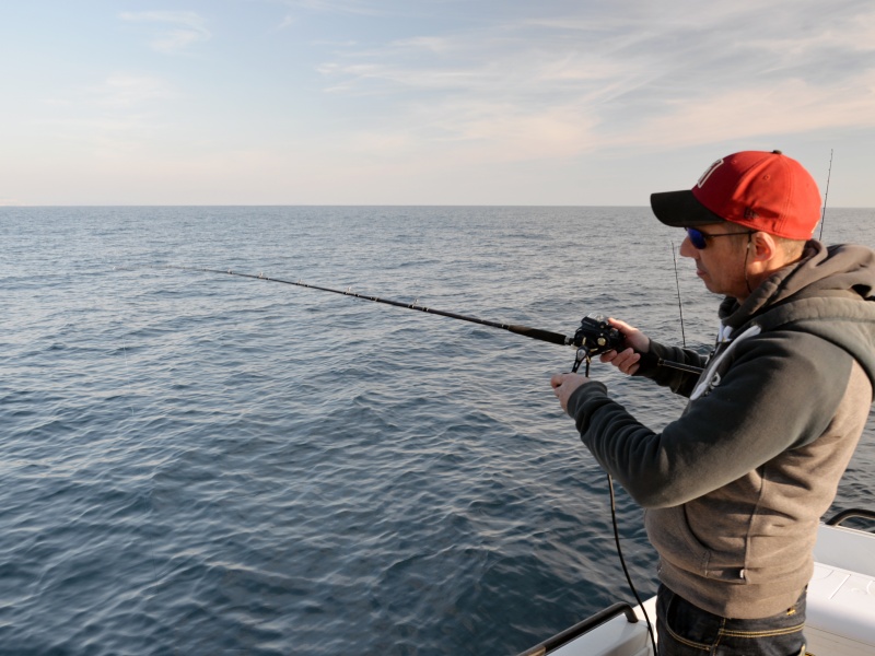 Avec un mini moulinet électrique, la canne In Shore C198 Top Fishing est si légère qu’on peut la tenir en main toute la journée !