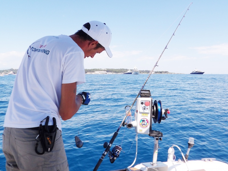 Mise à l’eau du bas de ligne spécial poissons benthiques avec le bateau avançant au ralenti Mise à l’eau du bas de ligne spécial poissons benthiques avec le bateau avançant au ralenti