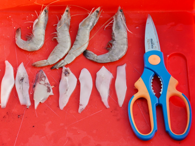 Gambas et lanières de calamar sont de bons appâts à associer à des madaïs / kaburas Gambas et lanières de calamar sont de bons appâts à associer à des madaïs / kaburas