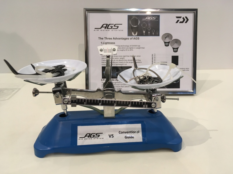 Une balance est là pour mettre en évidence la légèreté des anneaux Daiwa AGS Une balance est là pour mettre en évidence la légèreté des anneaux Daiwa AGS