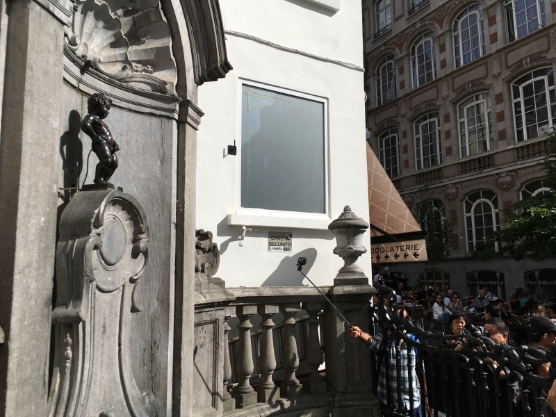 Le Manneken-Pis signifiant « le petit homme pisse » en bruxellois, est une fontaine sous la forme d'une statue en bronze Le Manneken-Pis signifiant « le petit homme pisse » en bruxellois, est une fontaine sous la forme d'une statue en bronze