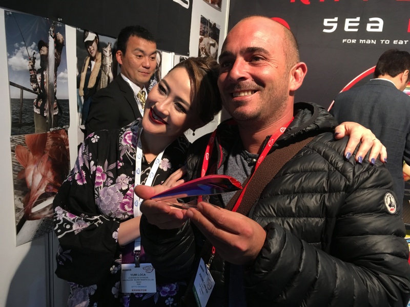 Sur ce stand japonais, en compagnie de la belle Yumi (une pêcheuse très célèbre au Japon), nous avons adoré ce popper au look manga Sur ce stand japonais, en compagnie de la belle Yumi (une pêcheuse très célèbre au Japon), nous avons adoré ce popper au look manga