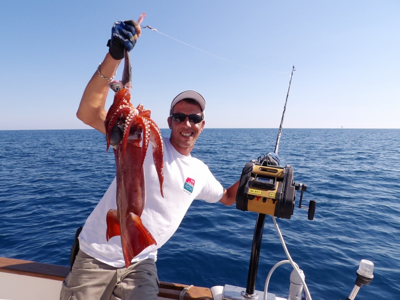 Fabien Harbers avec un gros calamar rouge pêché au moulinet électrique XL 611 Kristal Fishing Fabien Harbers avec un gros calamar rouge pêché au moulinet électrique XL 611 Kristal Fishing