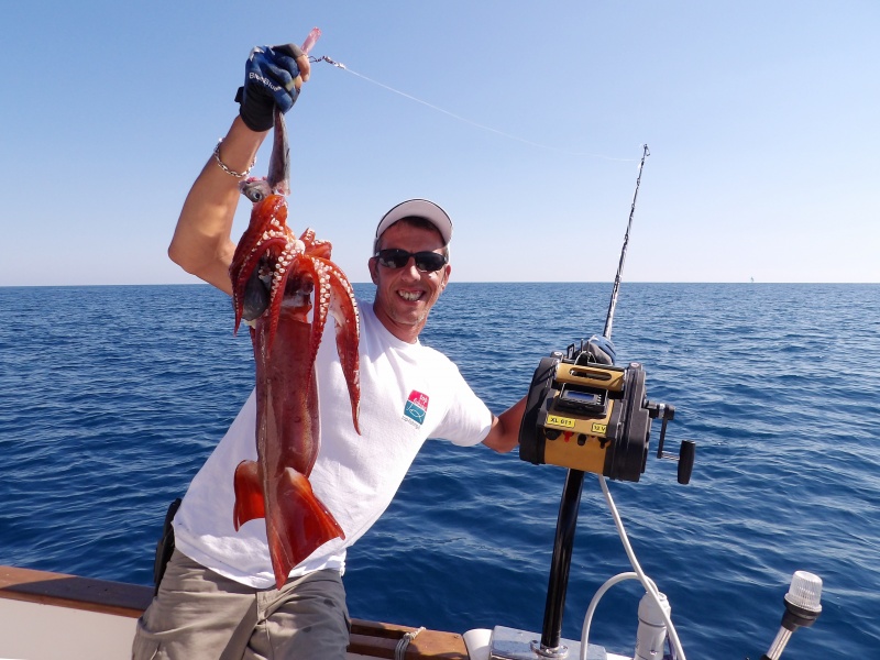 Fabien Harbers avec un gros calamar rouge pêché au moulinet électrique XL 611 Kristal Fishing