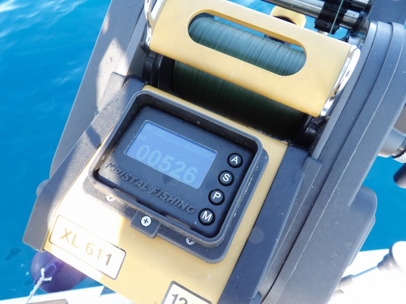 Le compteur numérique du XL 611 Kristal Fishing s’arrête à 526 m alors que le sondeur indique plus de 700 m de fond : un calamar a attaqué la turlutte ! 