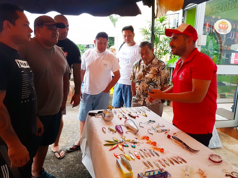 Jérôme présente des produits et des façons de pêcher souvent inédites pour les pêcheurs de l'Île