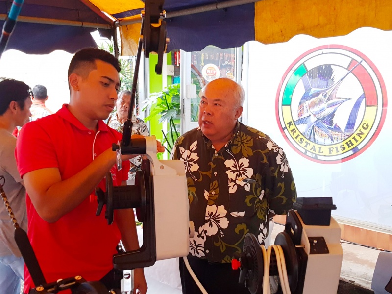 Bruce, le gérant du magasin Top Fishing en Polynésie, en compagnie du maire d'une commune voisine