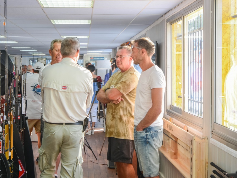 Intérieur du magasin Top Fishing Var, lors de l'inauguration le 2 septembre 2017