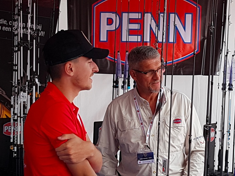 Jean-Louis, représentant Penn sur son stand jouxtant celui de Top Fishing Jean-Louis, représentant Penn sur son stand jouxtant celui de Top Fishing