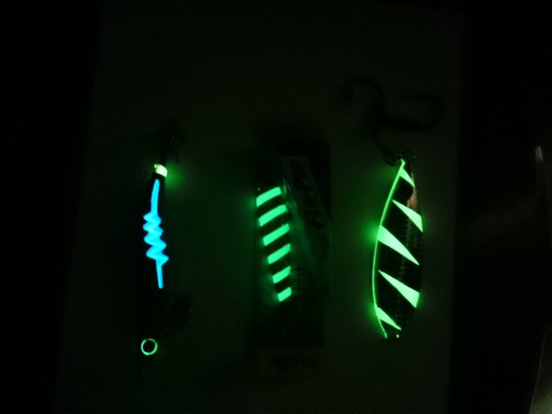 Leurres après l'illumination avec une lampe U.V. Leurres après l'illumination avec une lampe U.V.