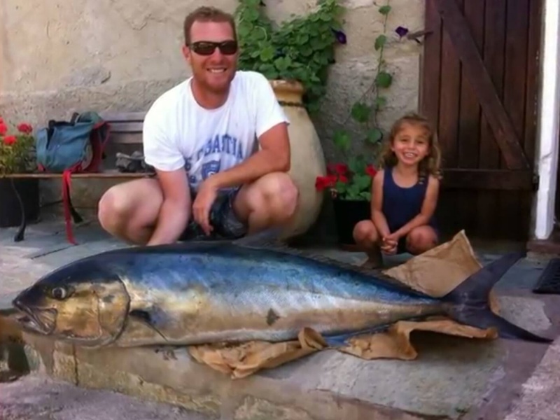 Un client Top Fishing, avec sa sériole de 36kg attrapée au calamar en Corse Un client Top Fishing, avec sa sériole de 36kg attrapée au calamar en Corse