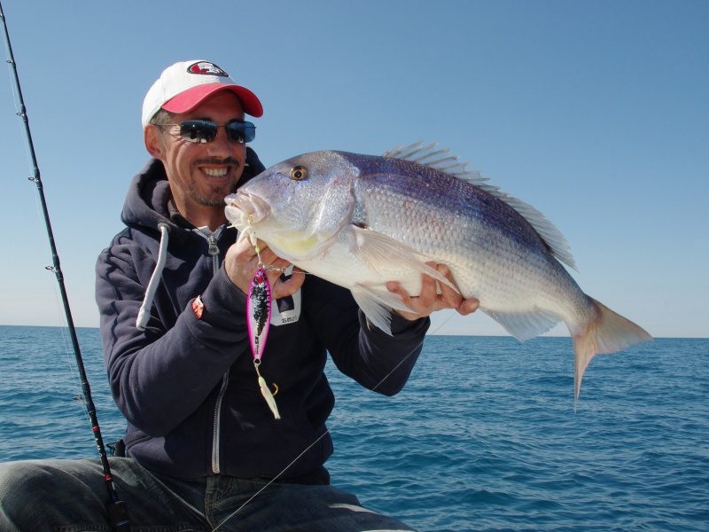 La prise sous la mâchoire permet de bien tenir ce denti de 4,5 kg. Notez la main gauche qui soulage le poisson de son propre poids.