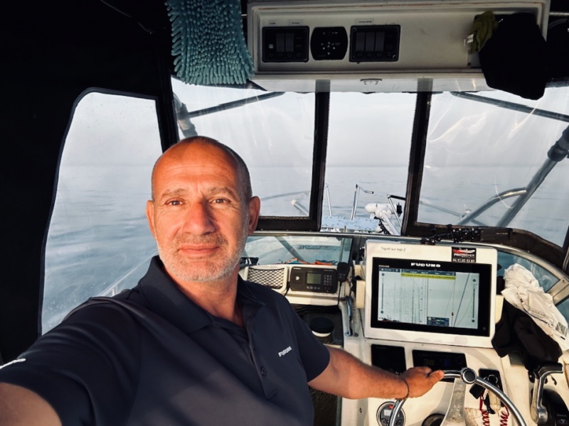 Philippe Maréchal avec son sondeur Furuno et son moteur électrique Minn Kota Philippe Maréchal avec son sondeur Furuno et son moteur électrique Minn Kota