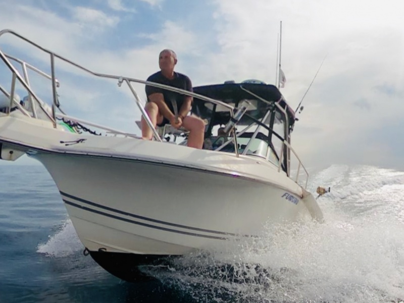 Philippe Maréchal sur son bateau avec un moteur électrique Minn Kota Ulterra Philippe Maréchal sur son bateau avec un moteur électrique Minn Kota Ulterra